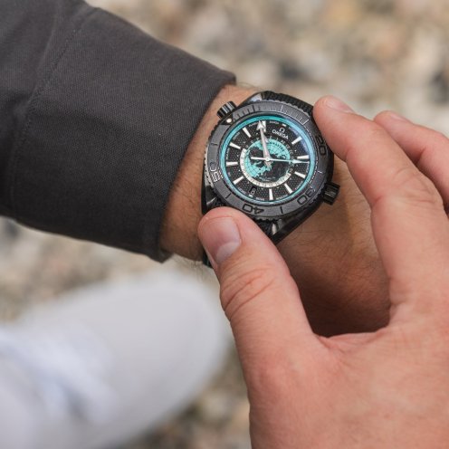 turning bezel of the Omega Seamaster Planet Ocean Worldtimer Deep Black with turquoise accents