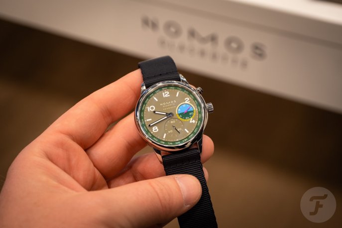 Nomos Club Sport Neomatik Worldtimer Jungle in hand
